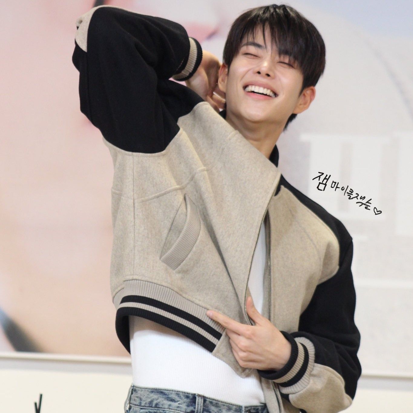 A moment captured by MJ (ASTRO)'s fan