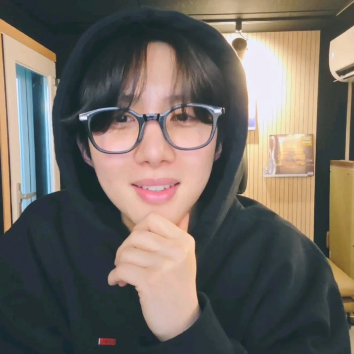 Behind-the-scenes cut of Hui (PENTAGON)