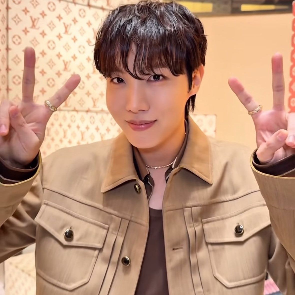 Foto terbaru j-hope (BTS)