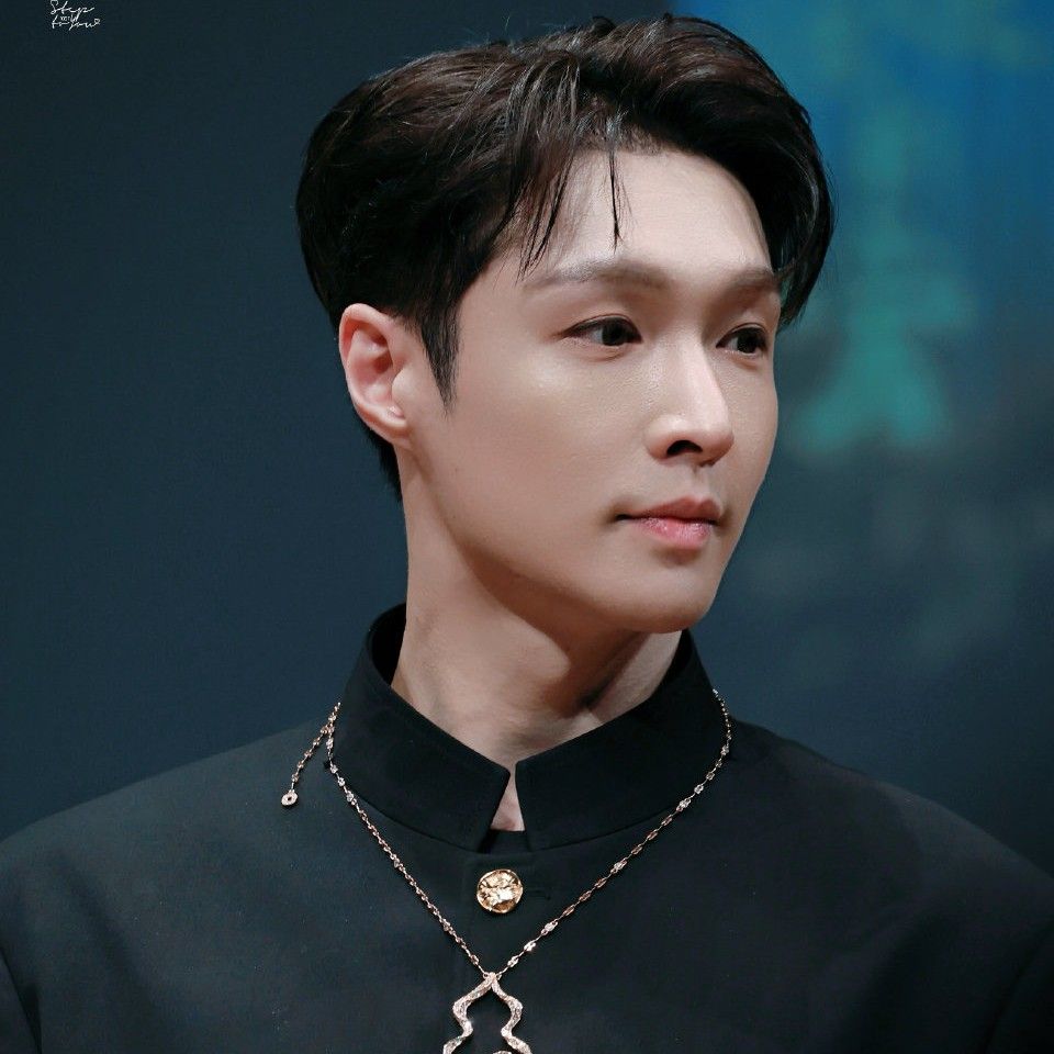 Behind-the-scenes cut of Lay (EXO)