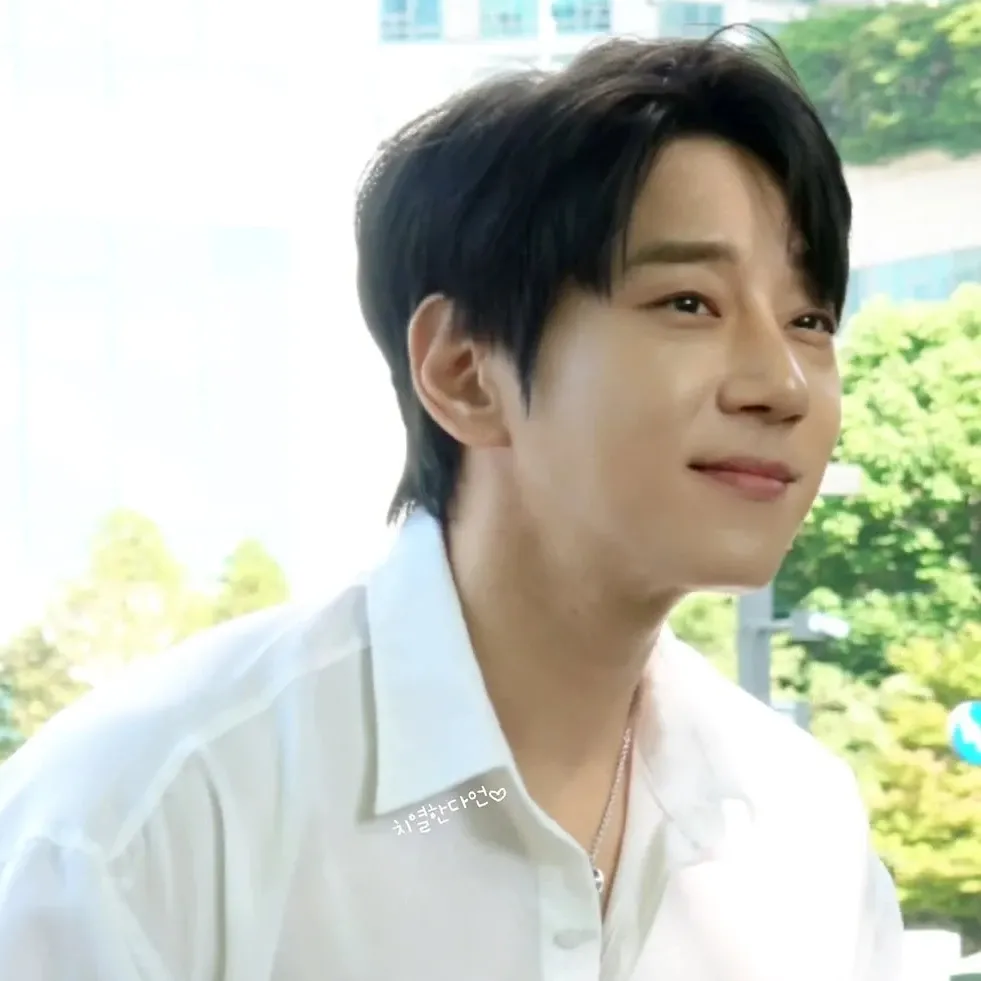 Foto aktivitas terbaru Hwang Chiyeol