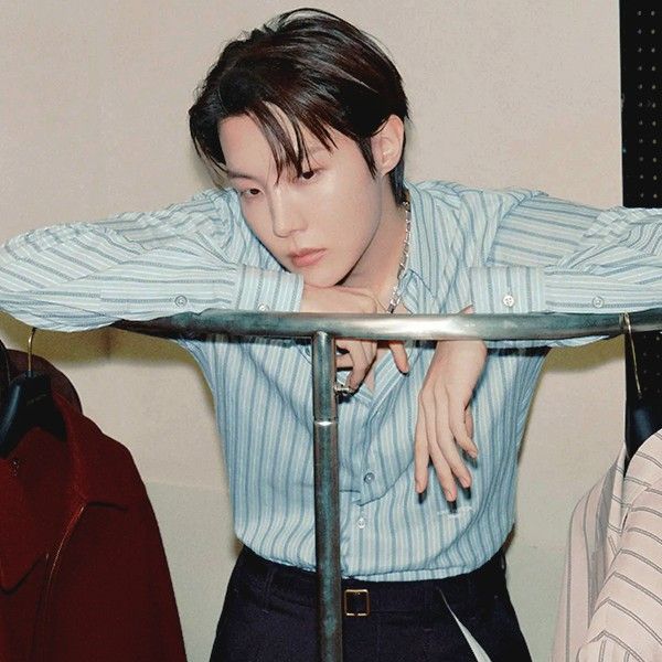 Foto terbaru j-hope (BTS)