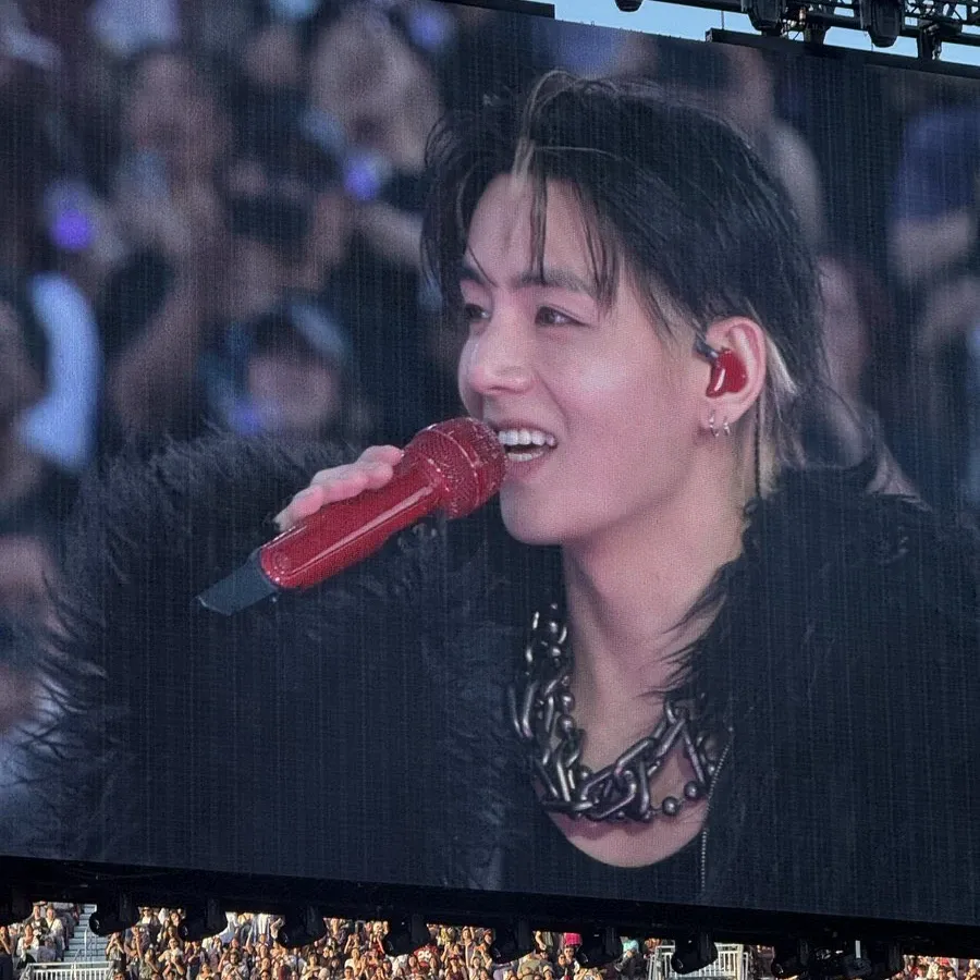 Behind-the-scenes cut of V (BTS)