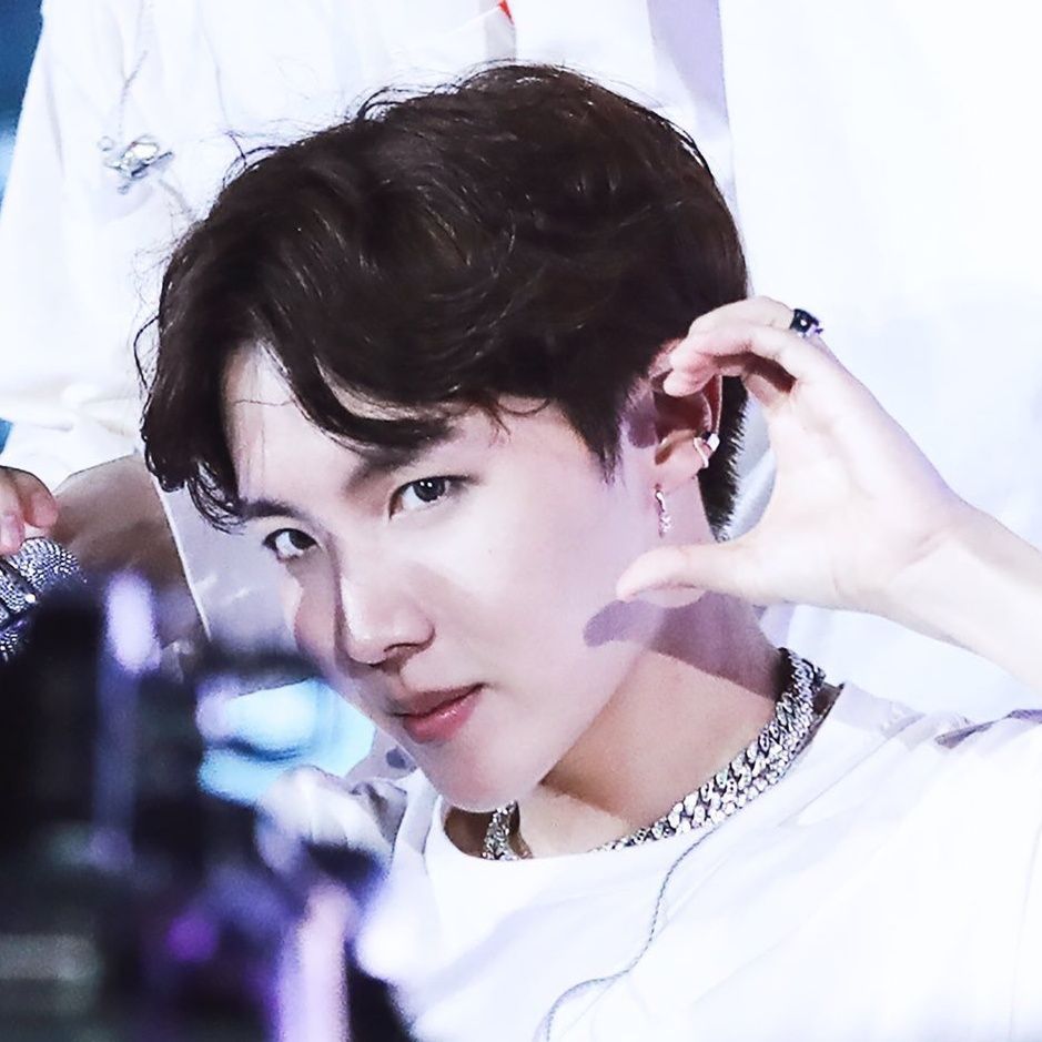 Momen yang diabadikan oleh penggemar j-hope (BTS)