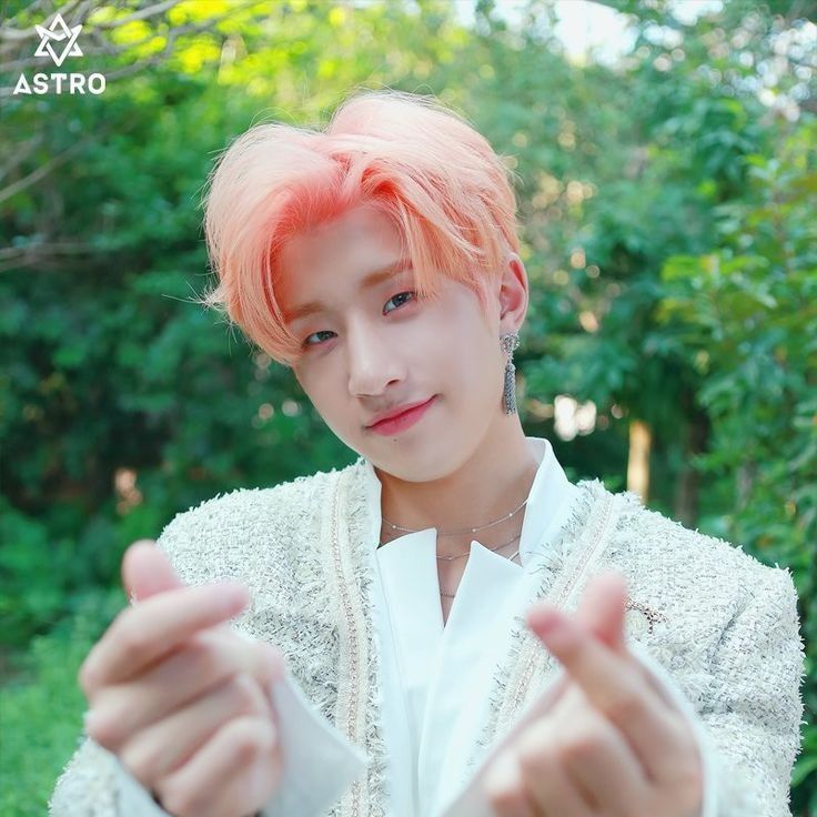 A moment captured by Jinjin (ASTRO)'s fan