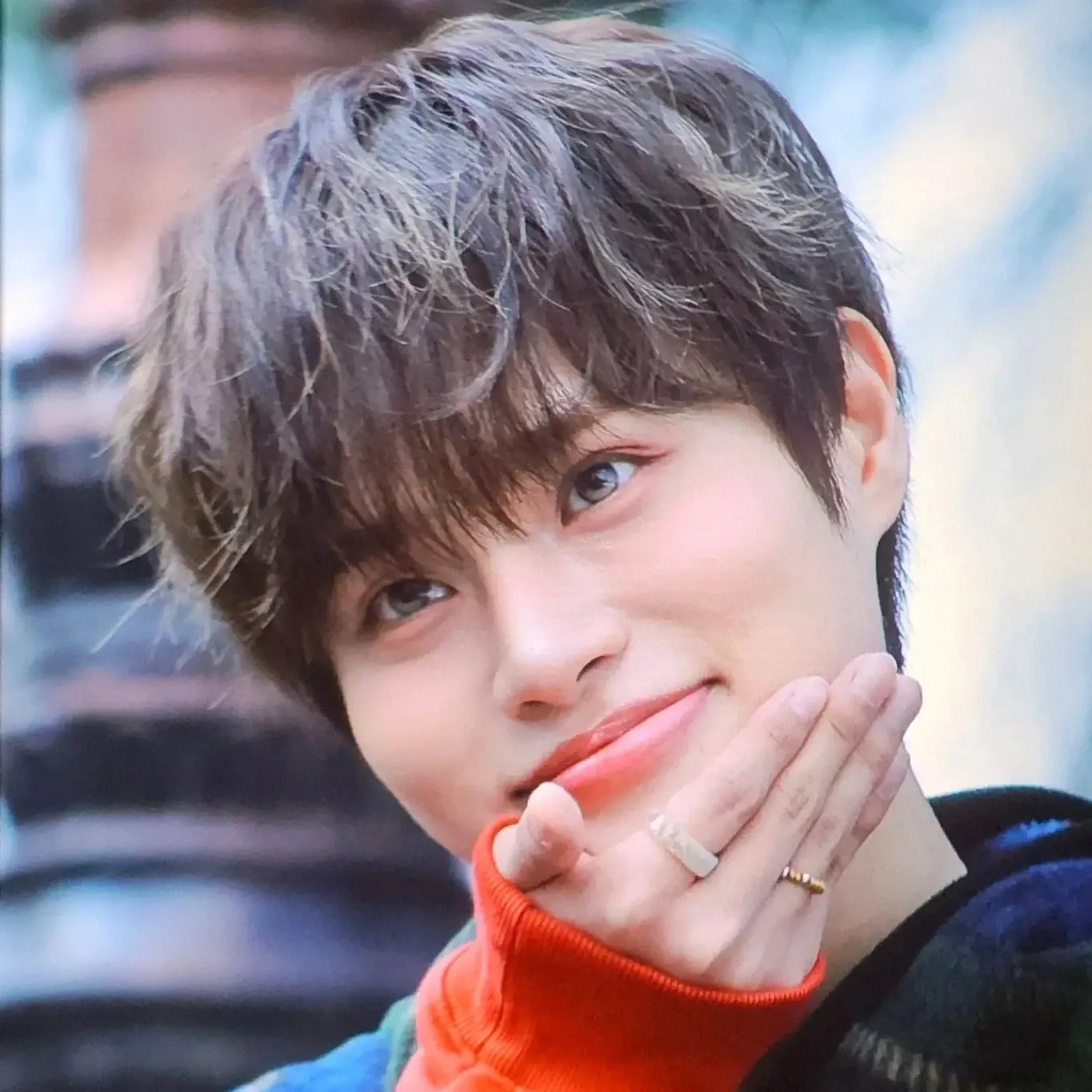 A moment captured by Lee Daehwi (AB6IX)'s fan