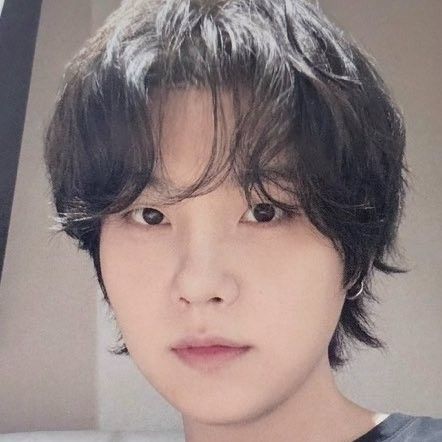 Foto aktivitas terbaru SUGA (BTS)