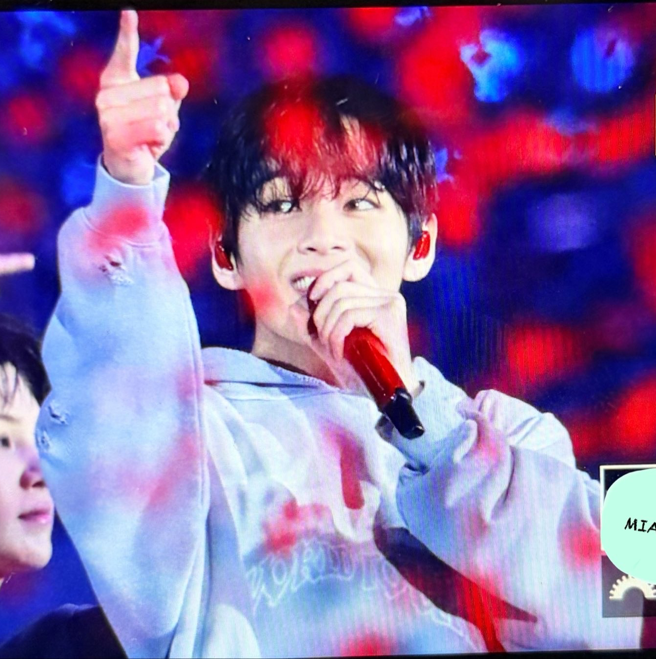 Behind-the-scenes cut of V (BTS)