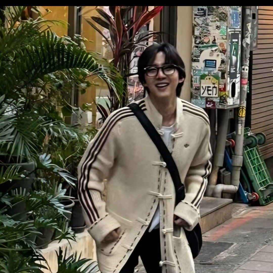 Recent activity shot of Hui (PENTAGON)