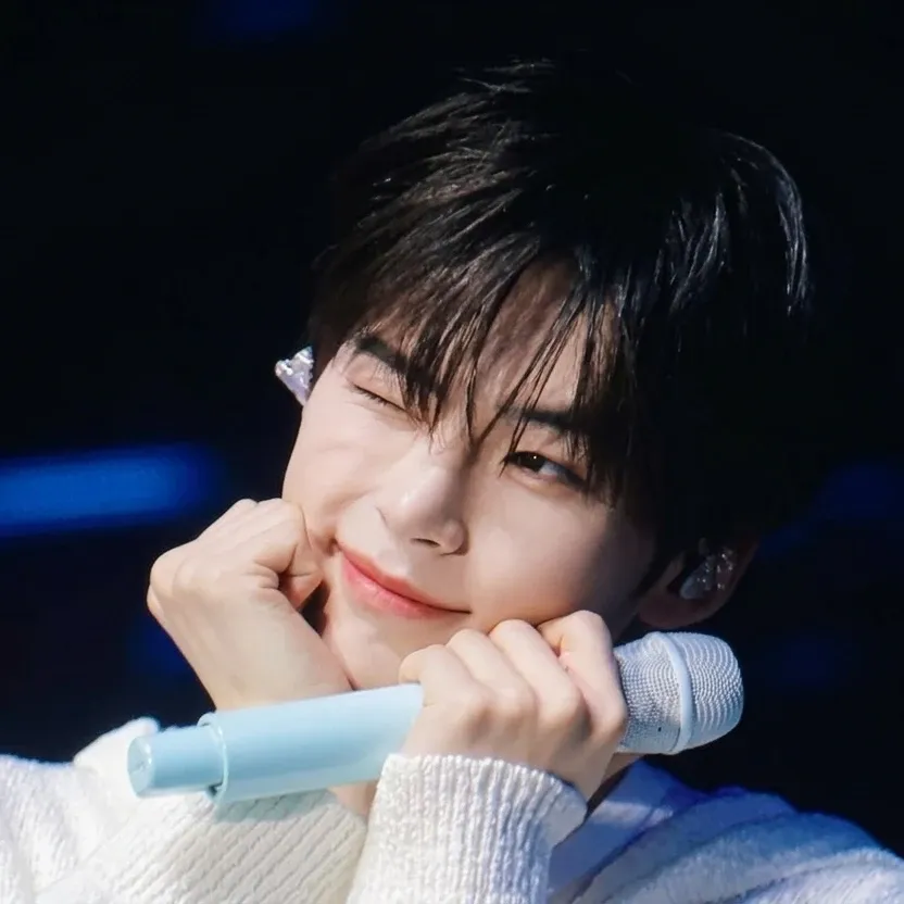 Recent activity shot of Sung Hanbin (ZEROBASEONE)