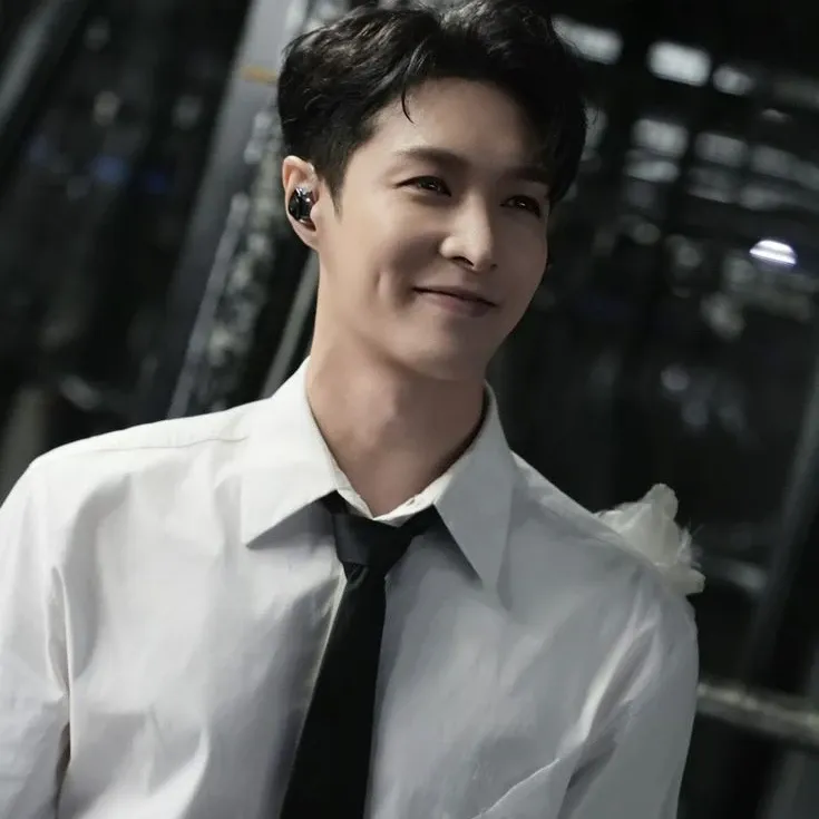 Behind-the-scenes cut of Lay (EXO)