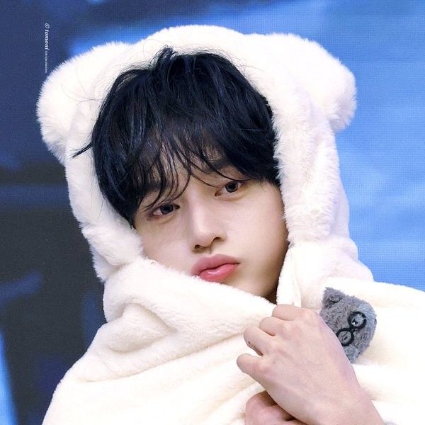 金地雄 (ZEROBASEONE)的最新照片