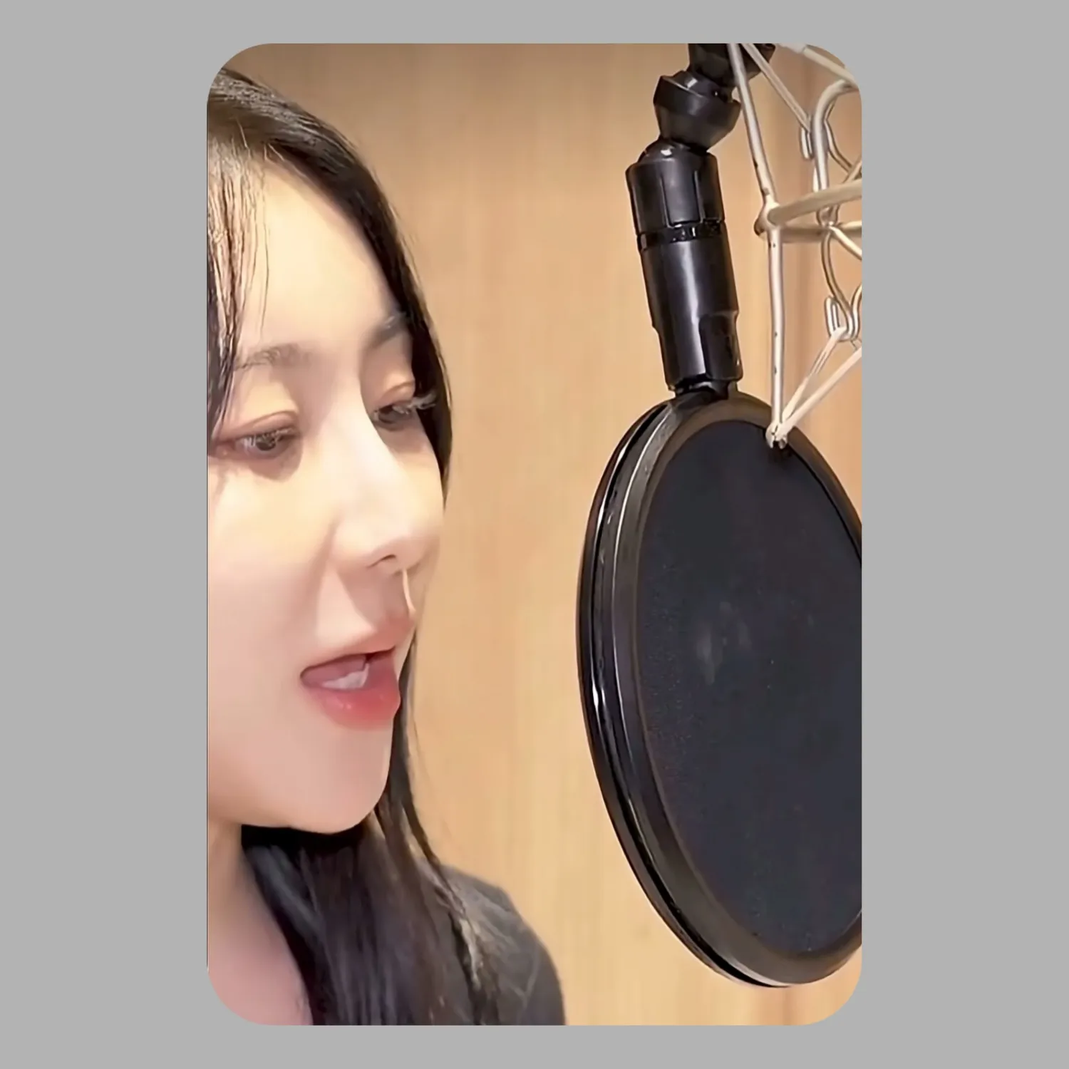 Behind-the-scenes cut of Lee Chaeyeon