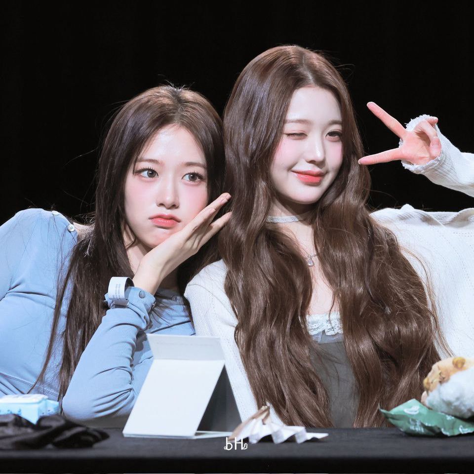 A moment captured by IVE's fan