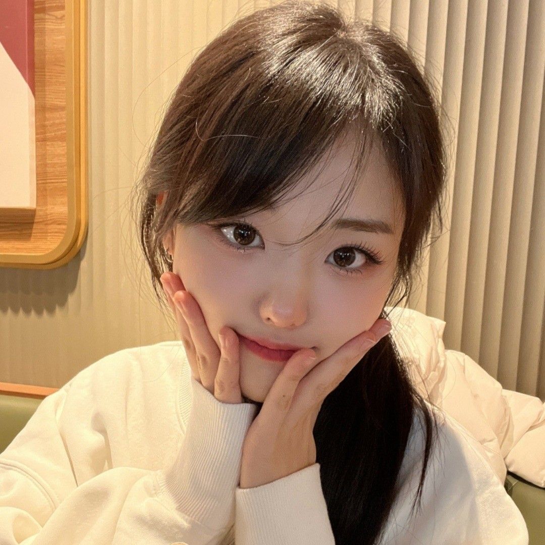 A moment captured by QWER's fan