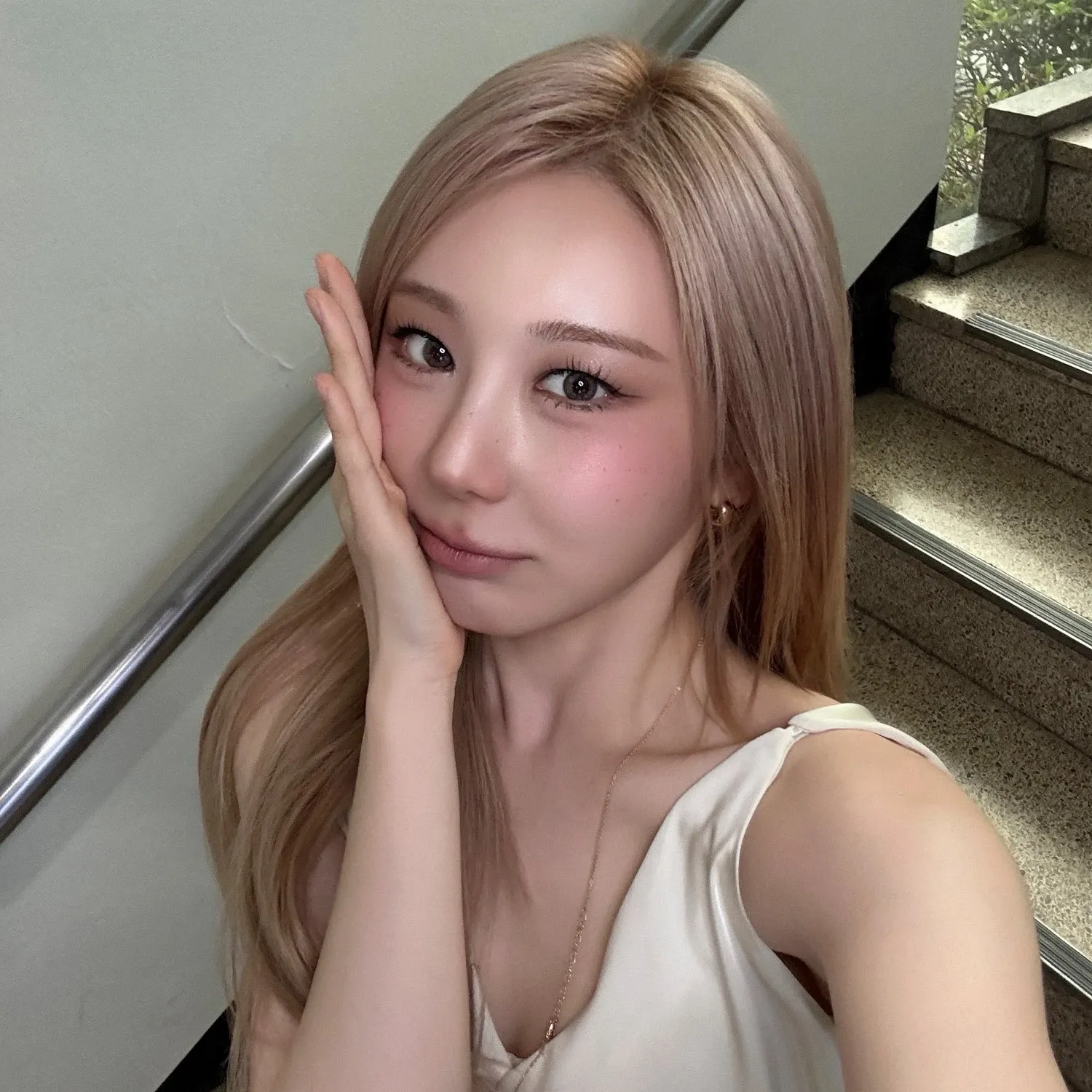 Behind-the-scenes cut of Lee Chaeyeon
