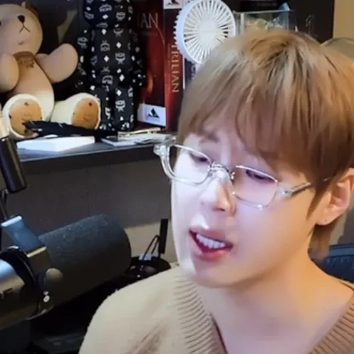 A moment captured by Ha Sungwoon's fan