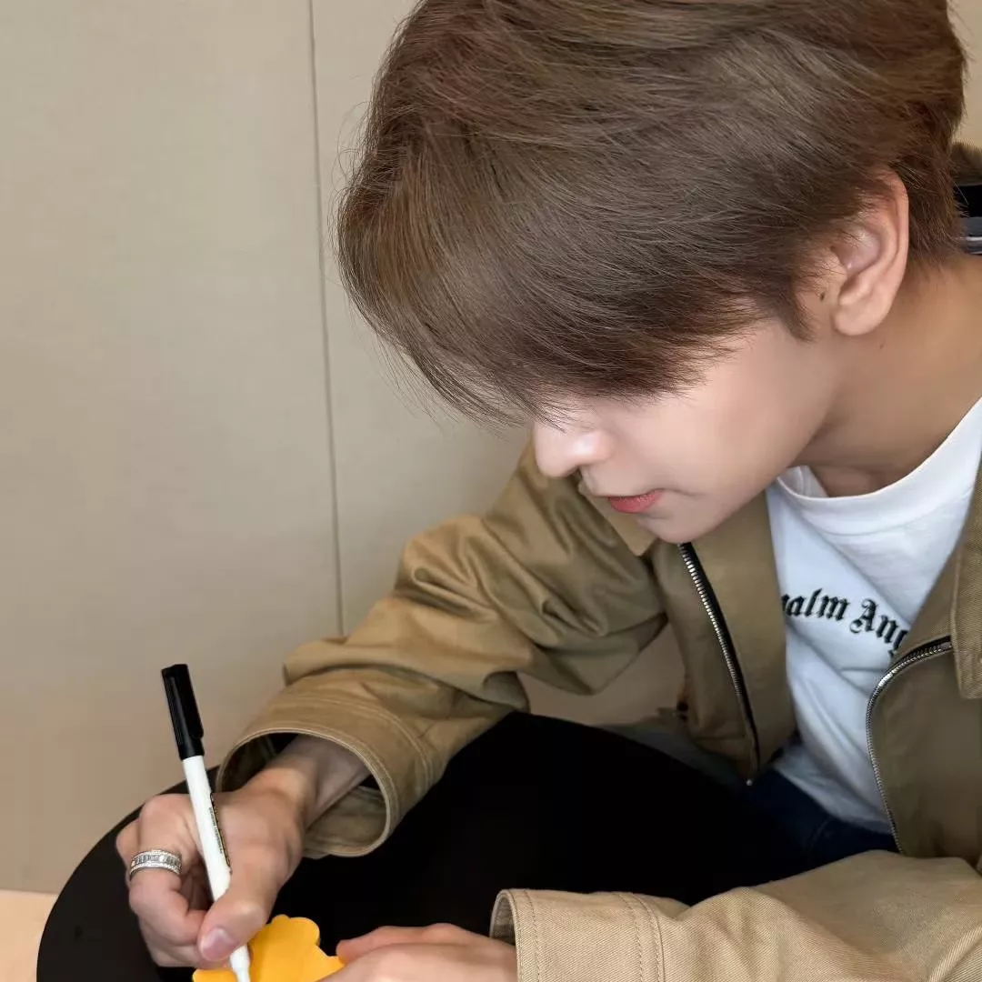 A moment captured by He Xinlong (ALPHA DRIVE ONE)'s fan