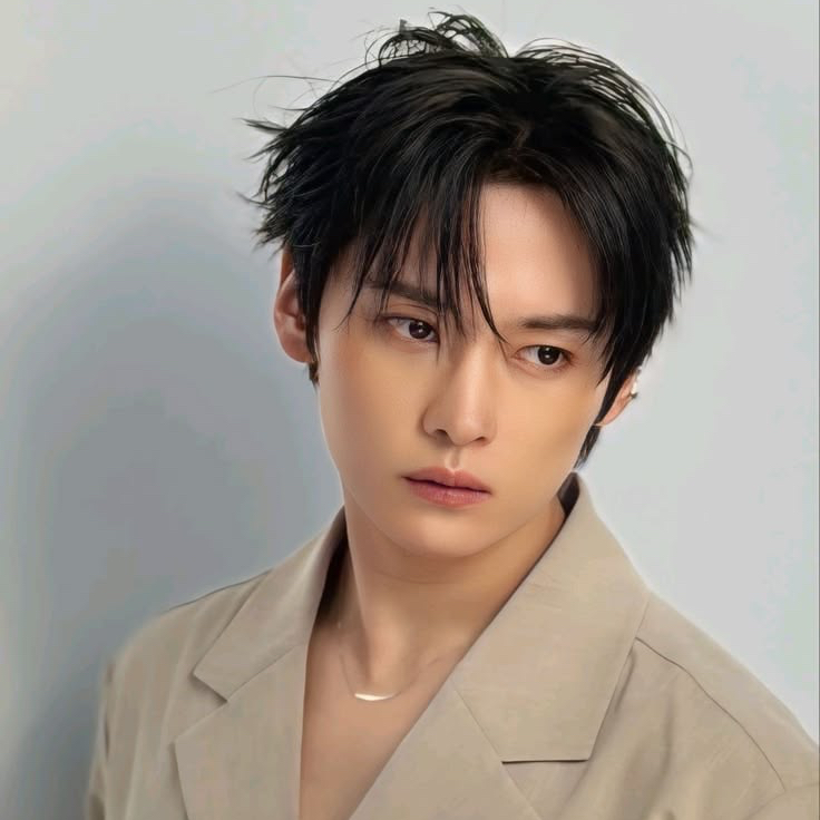 Latest photo of Lee Know (Stray Kids)