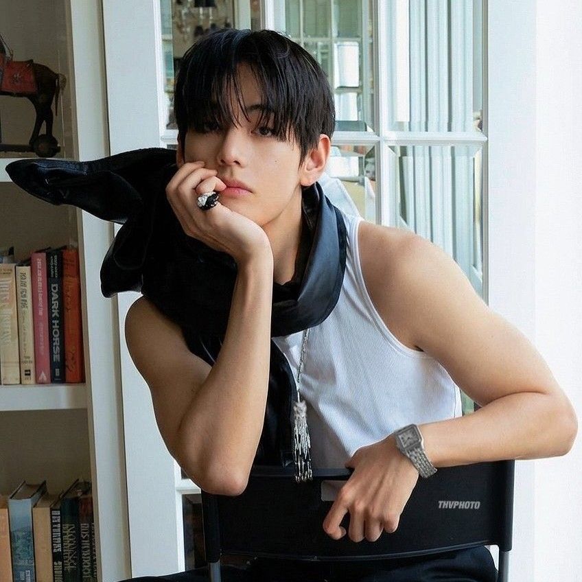 뷔 (방탄소년단)의 최신 사진