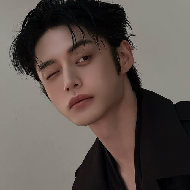 Behind-the-scenes cut of Kim Jiwoong (ZEROBASEONE)
