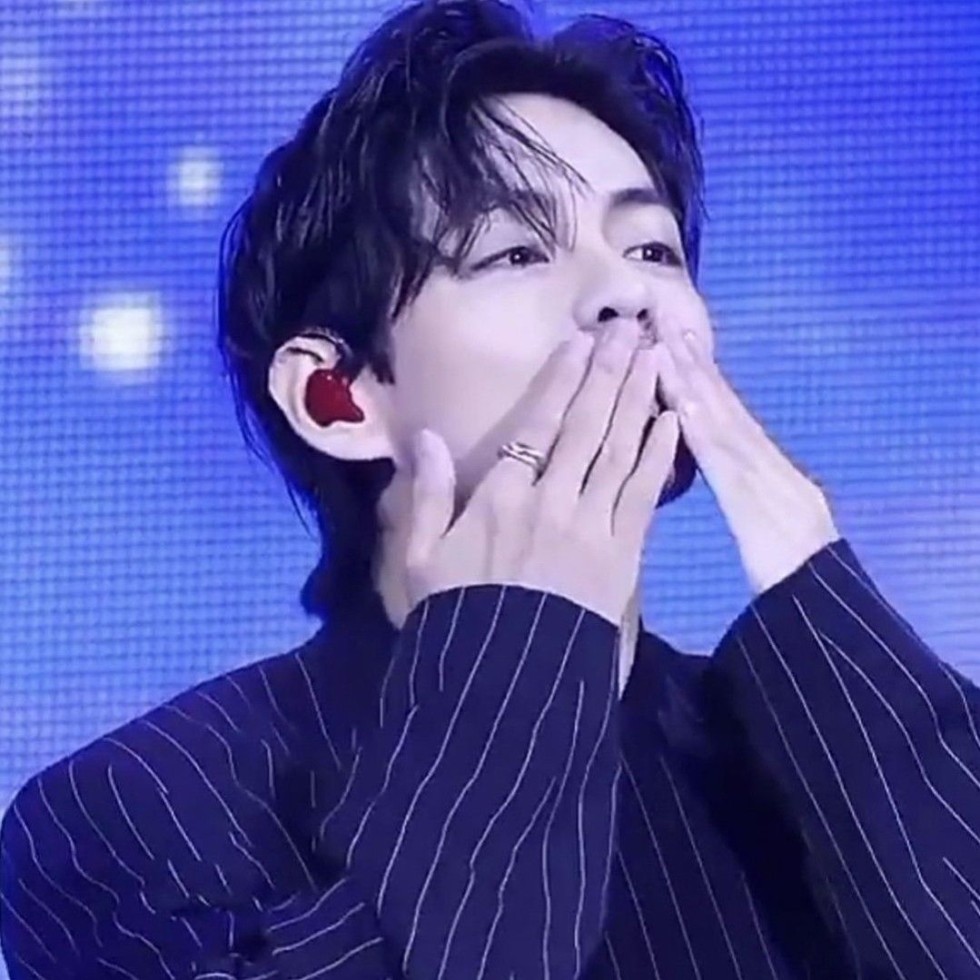 V (BTS)の舞台裏ショット