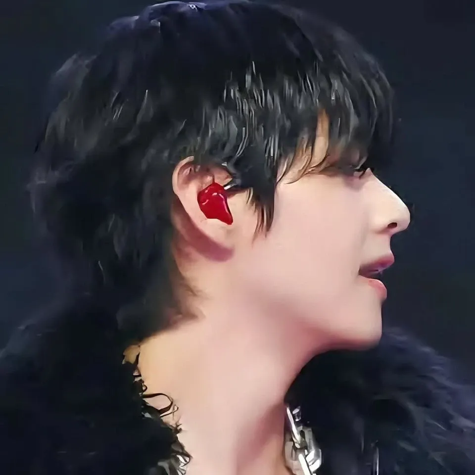 뷔 (방탄소년단)의 최신 사진