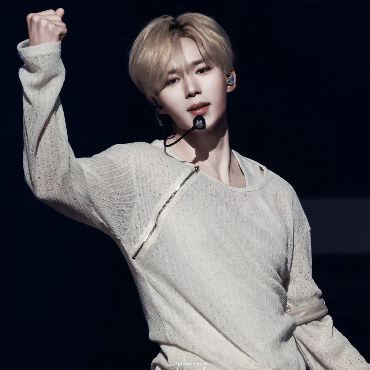 Behind-the-scenes cut of Kim Junseo (ALPHA DRIVE ONE)