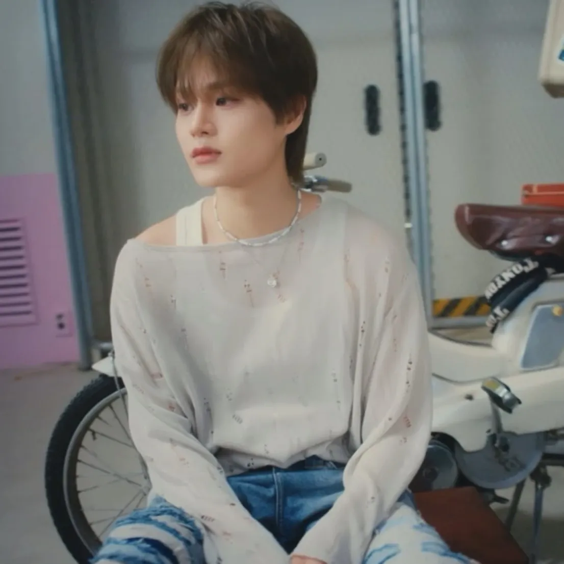 A moment captured by Lee Daehwi (AB6IX)'s fan