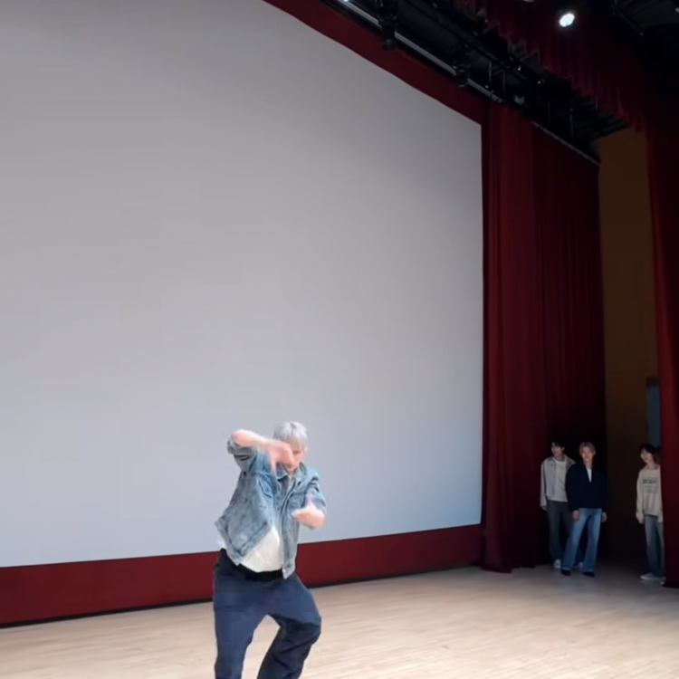 Foto aktivitas terbaru TOMORROW X TOGETHER