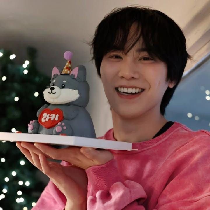 A moment captured by Rocky's fan