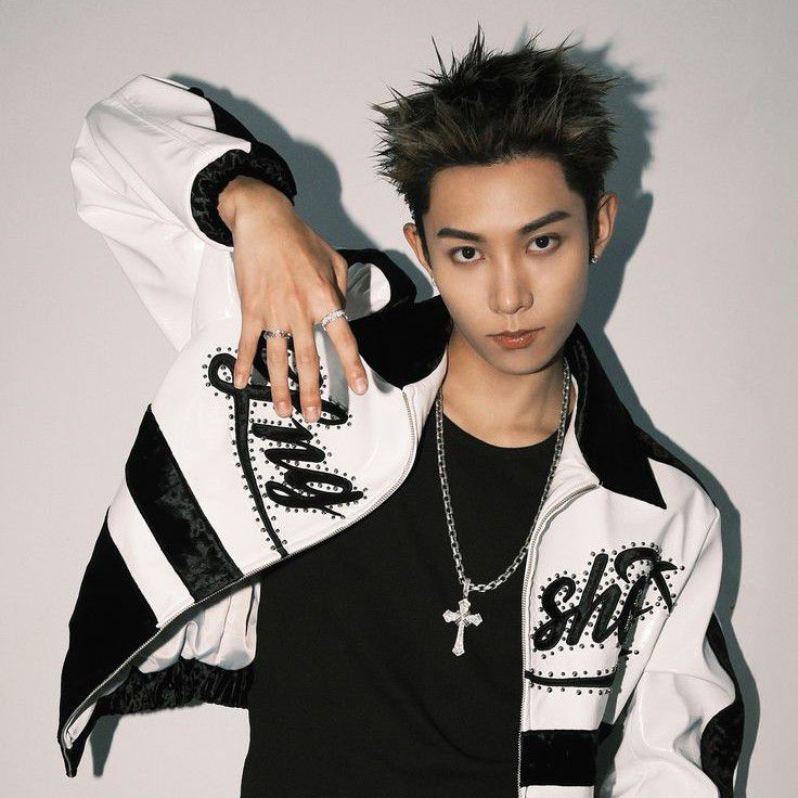 A moment captured by Ryul (LNGSHOT)'s fan