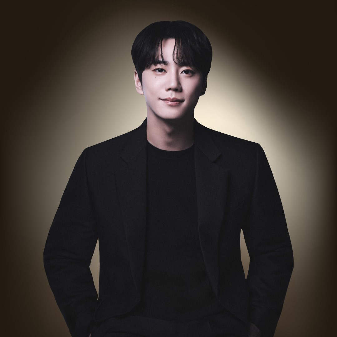 Behind-the-scenes cut of Lee Junyoung