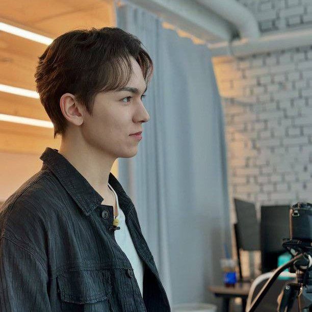 A moment captured by Vernon (SEVENTEEN)'s fan