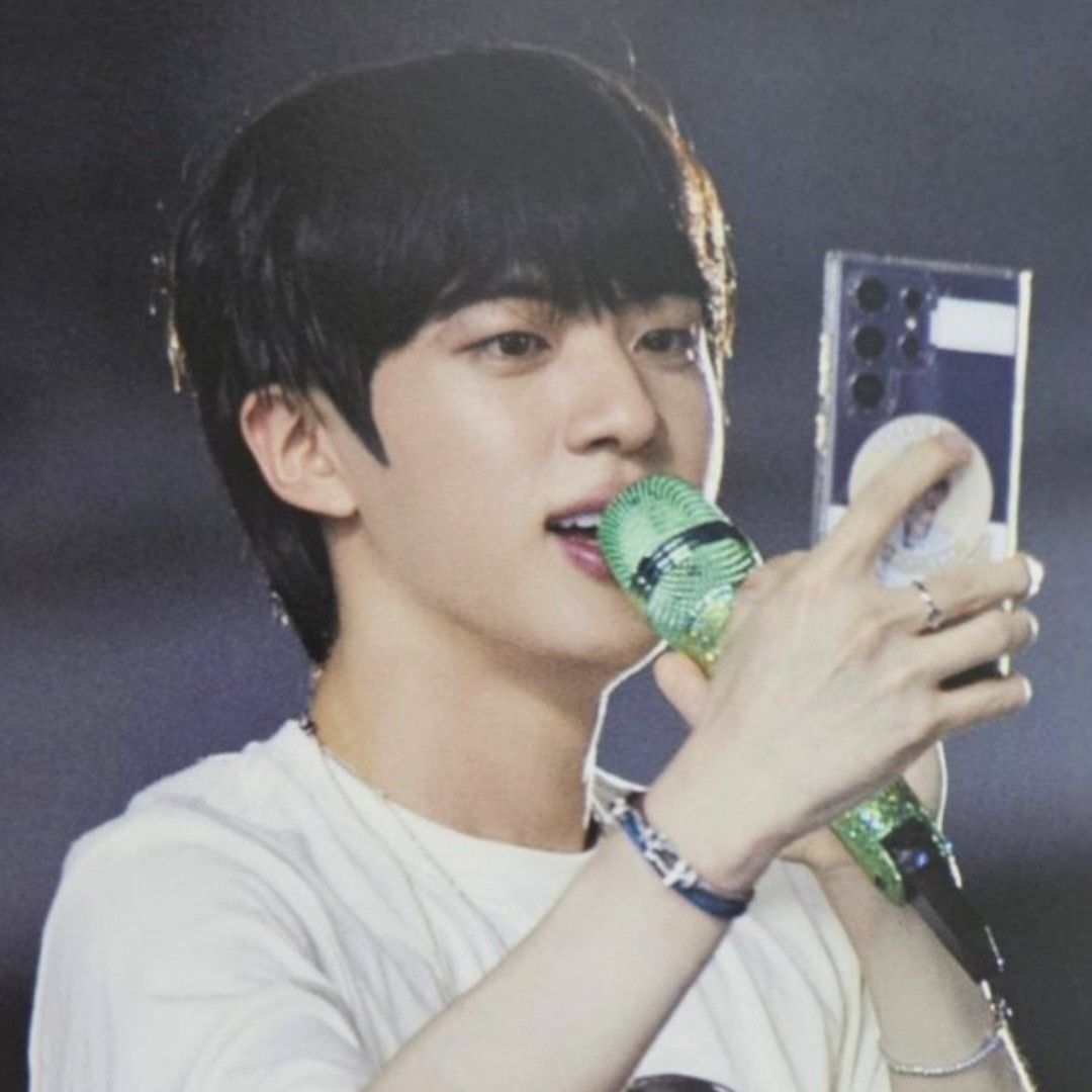 Foto aktivitas terbaru Jin (BTS)