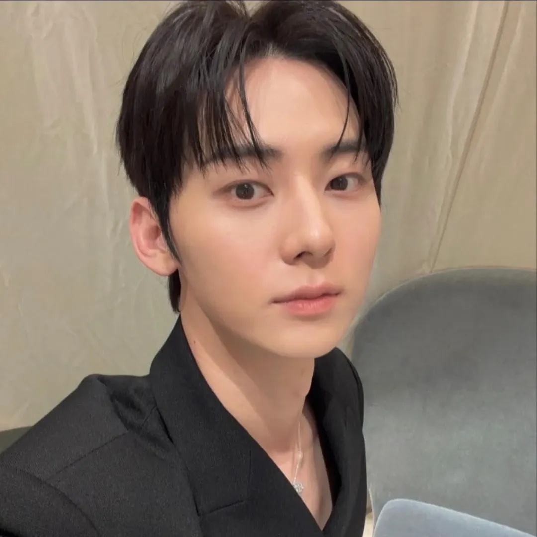A moment captured by Hwang Minhyun's fan