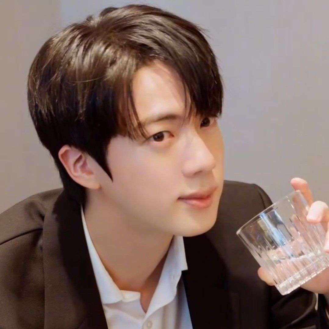 Momen yang diabadikan oleh penggemar Jin (BTS)