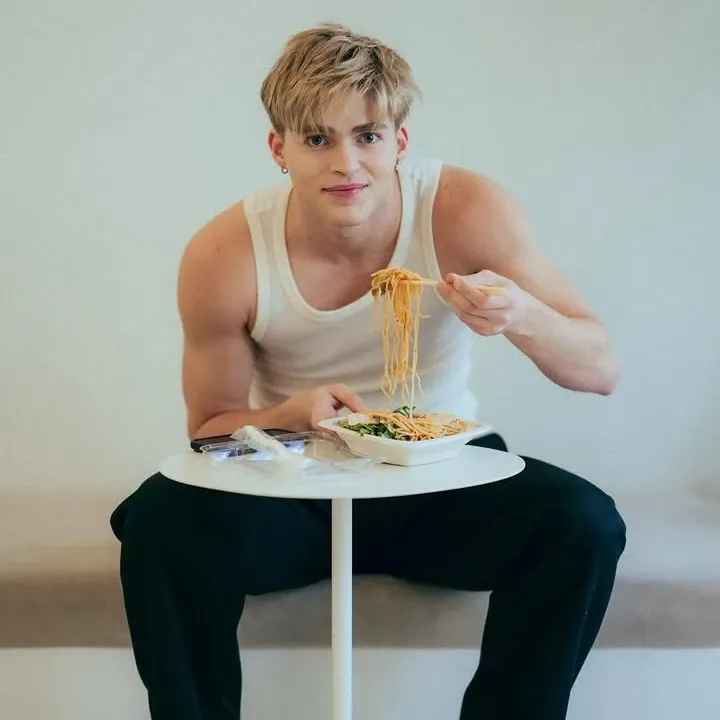 Behind-the-scenes cut of Gabi (SANTOS BRAVOS)