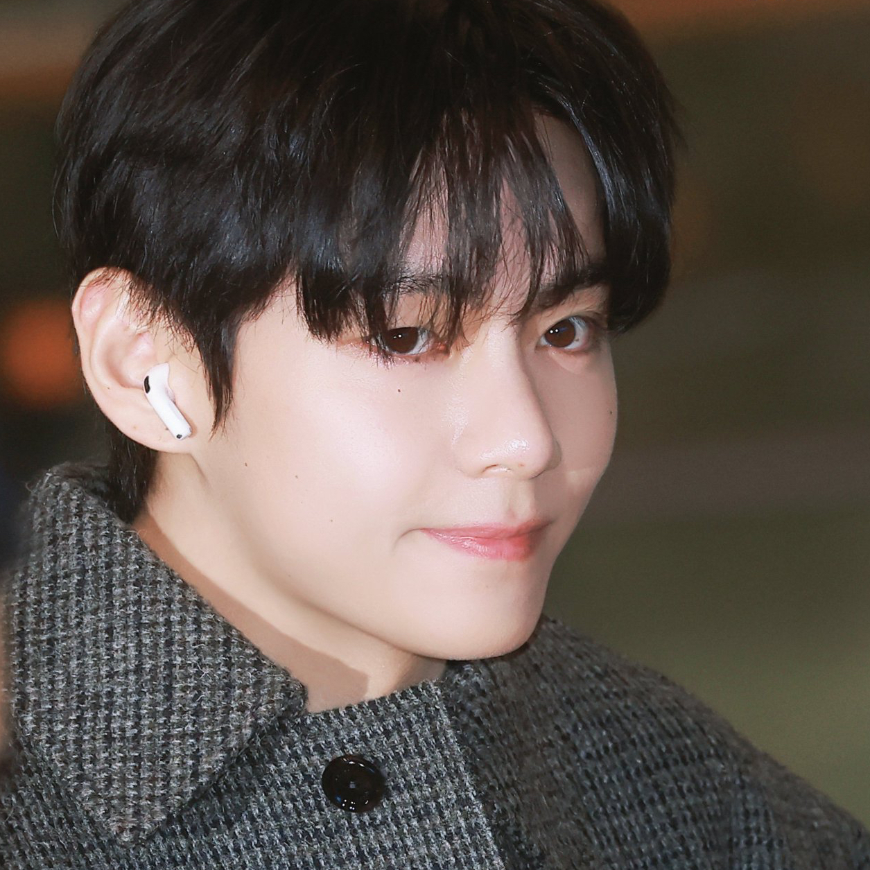 Behind-the-scenes cut of V (BTS)