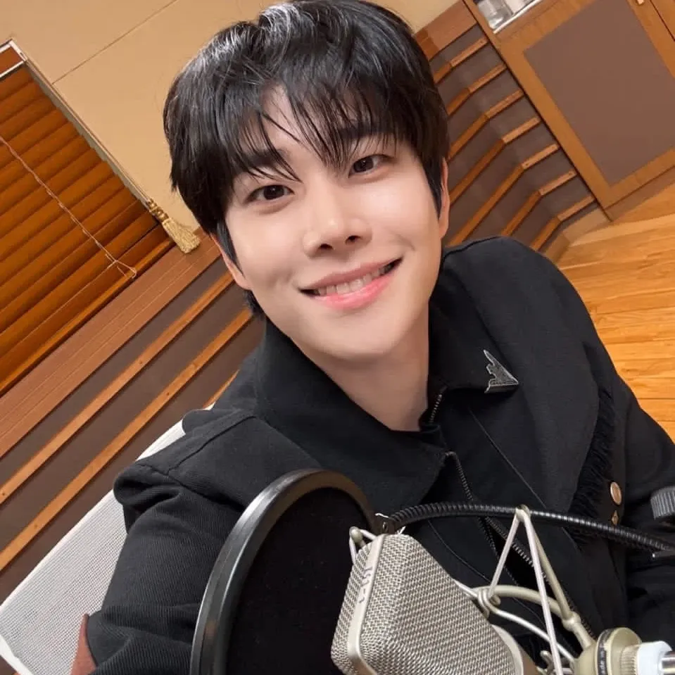 A moment captured by MJ (ASTRO)'s fan