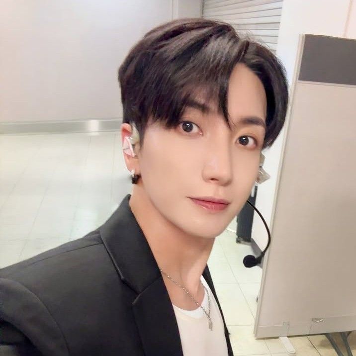 Behind-the-scenes cut of Leeteuk (Super Junior)