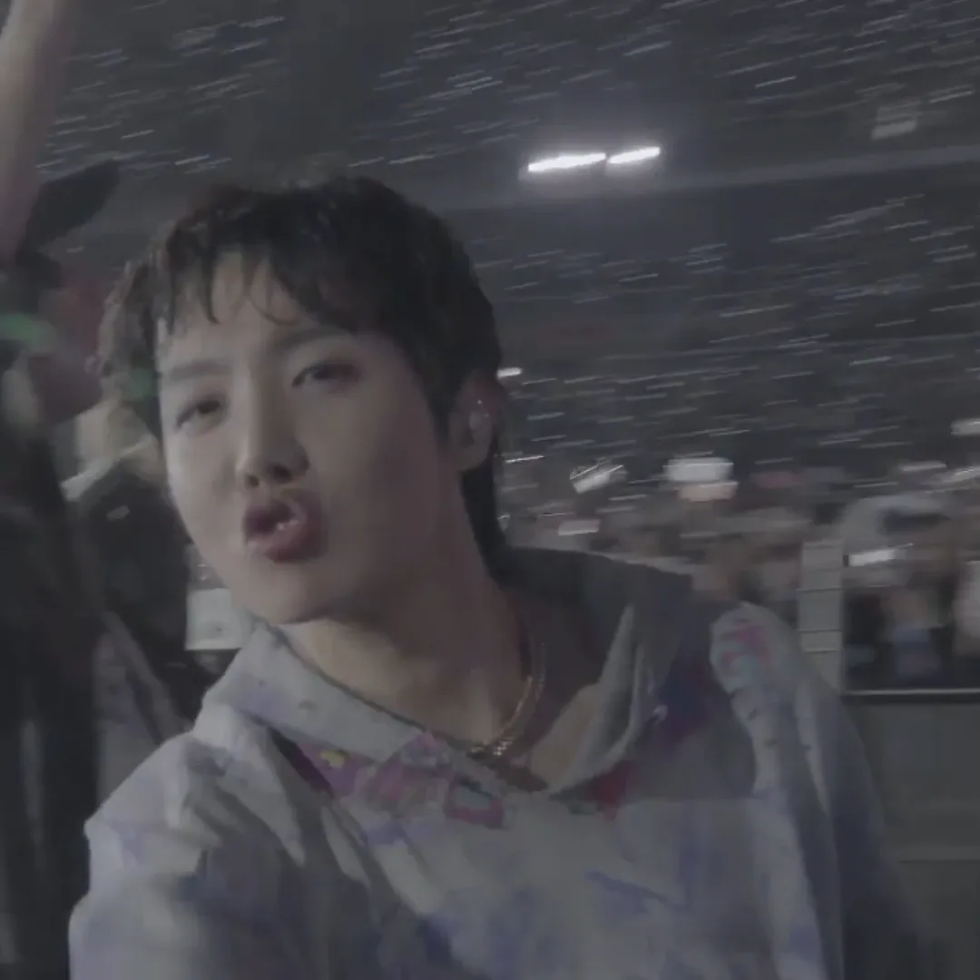Momen yang diabadikan oleh penggemar j-hope (BTS)