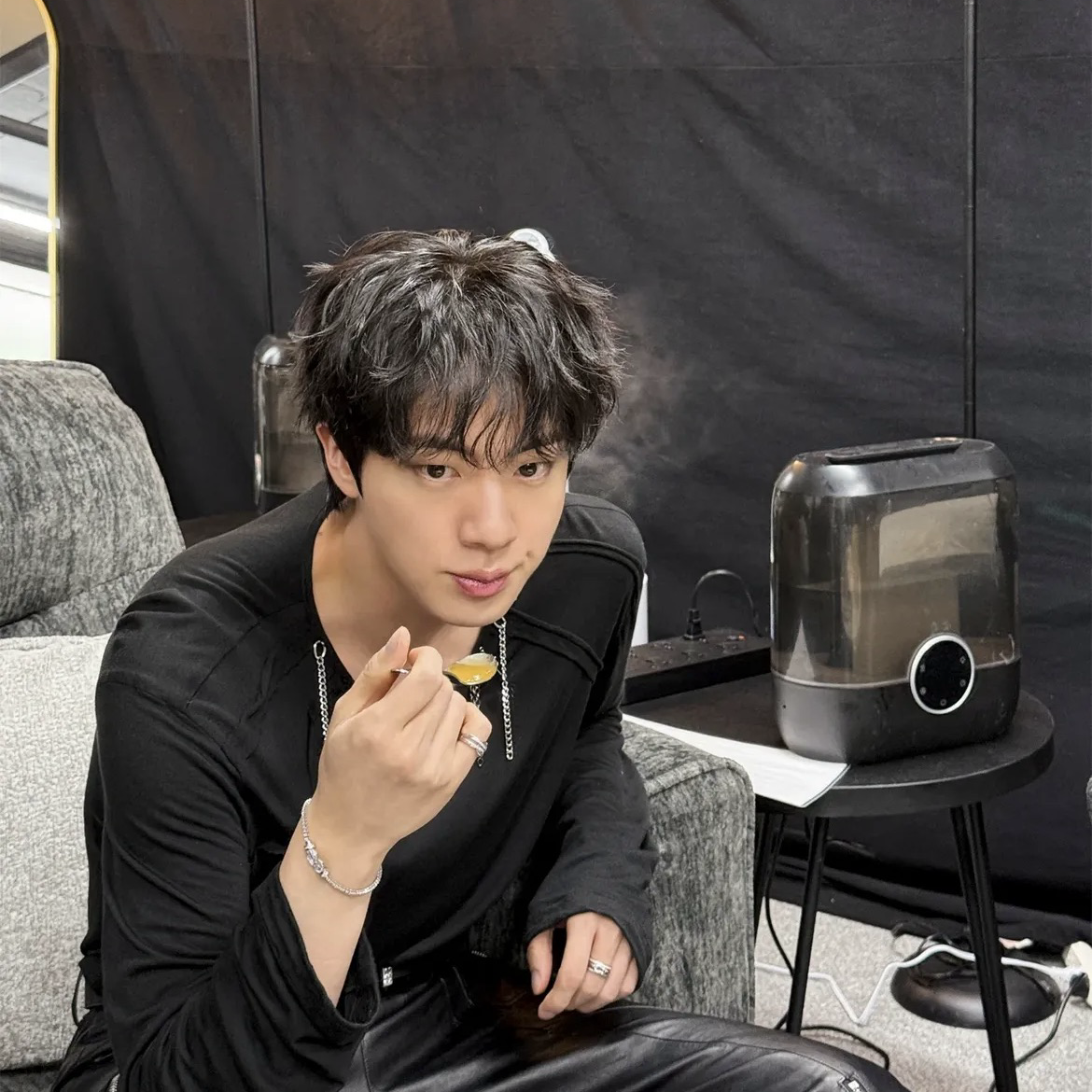 Momen yang diabadikan oleh penggemar Jin (BTS)