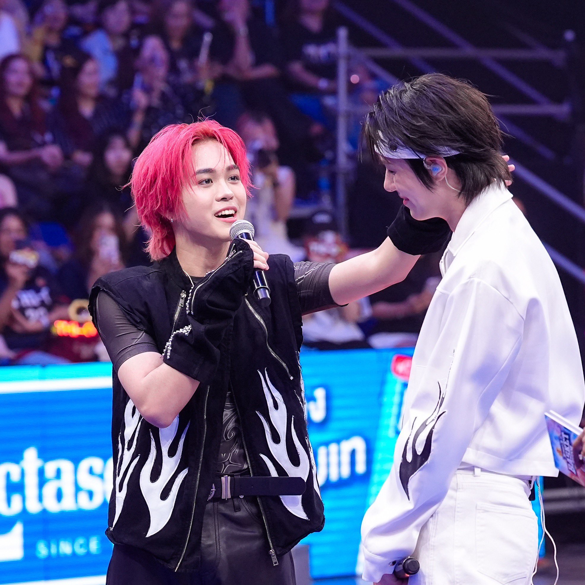 A moment captured by THI-O (NexT1DE)'s fan