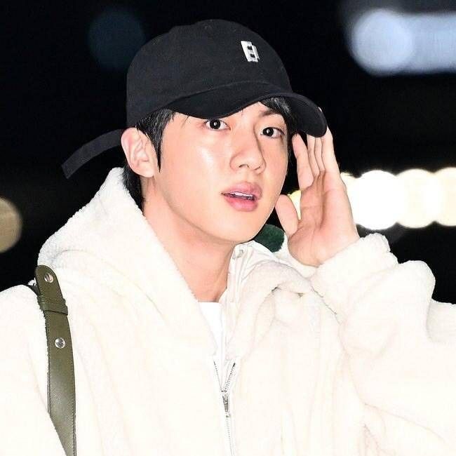 Foto aktivitas terbaru Jin (BTS)