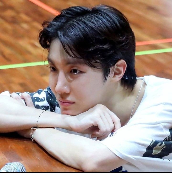 Foto terbaru j-hope (BTS)