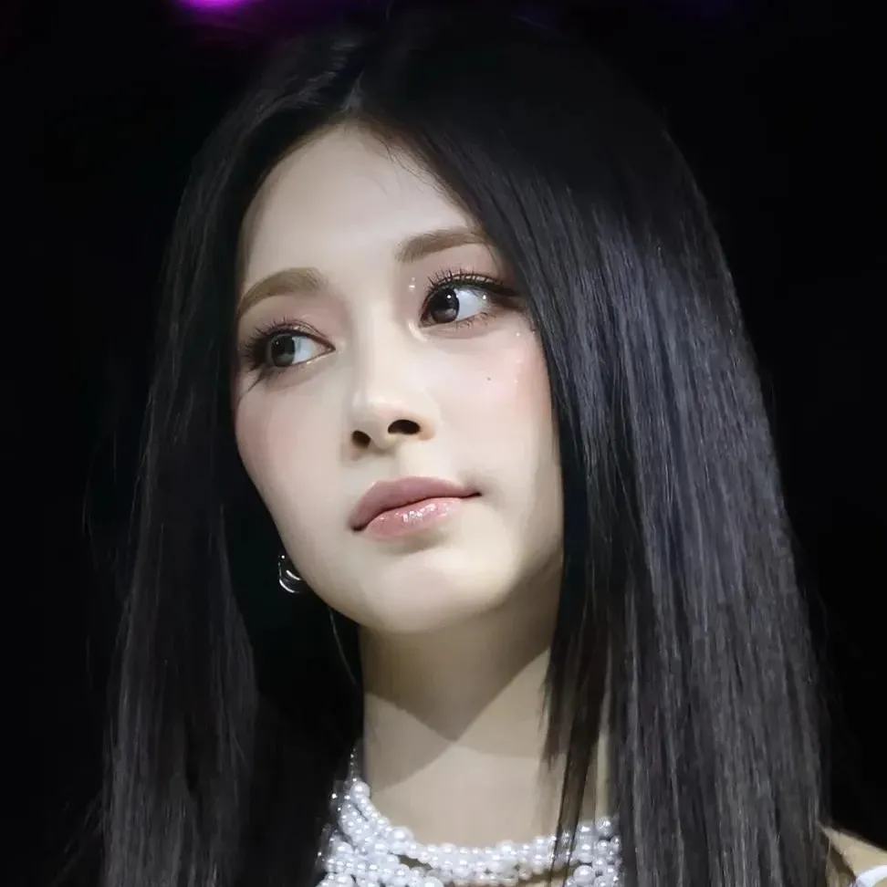 Foto aktivitas terbaru Tzuyu (TWICE)