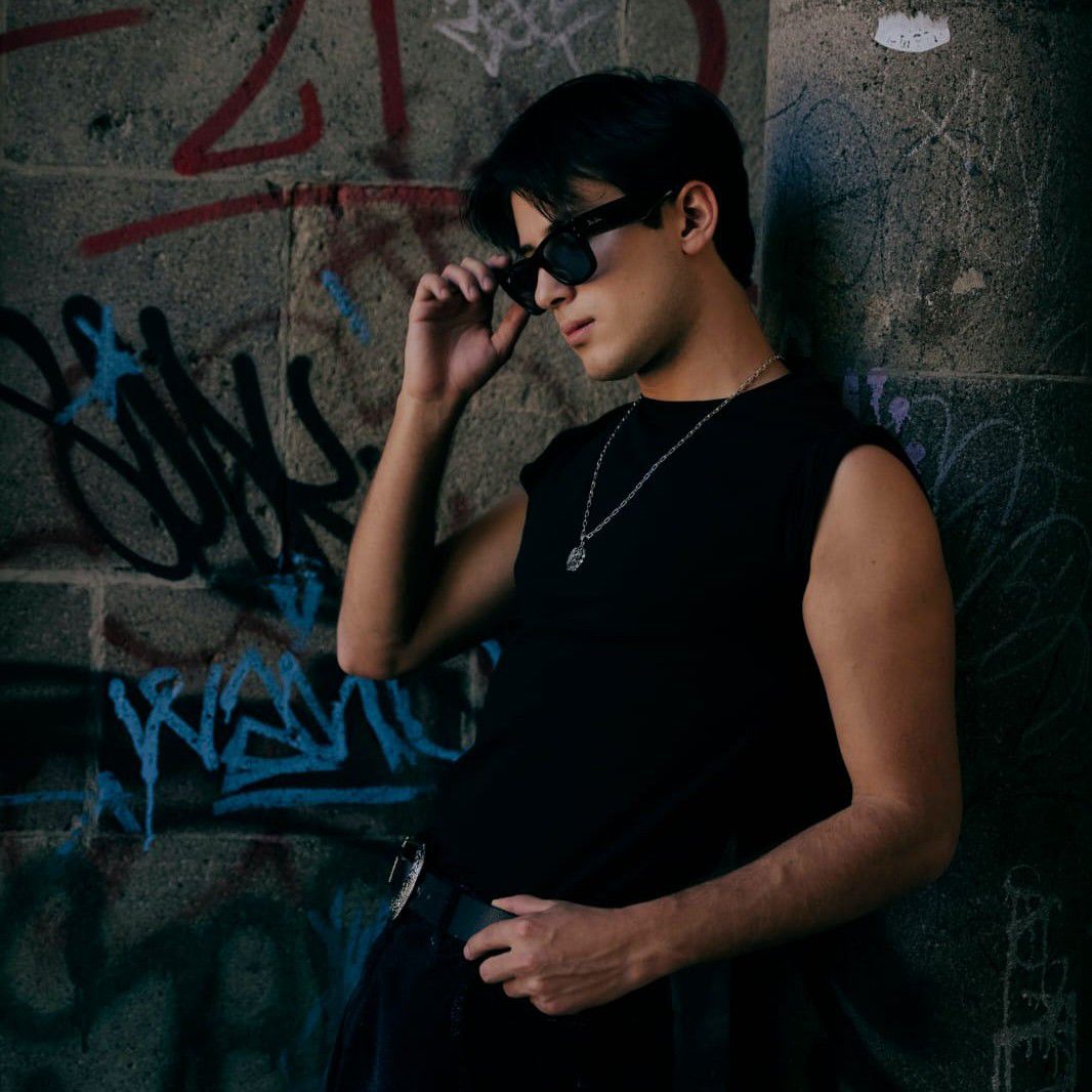 Behind-the-scenes cut of Alejandro (SANTOS BRAVOS)