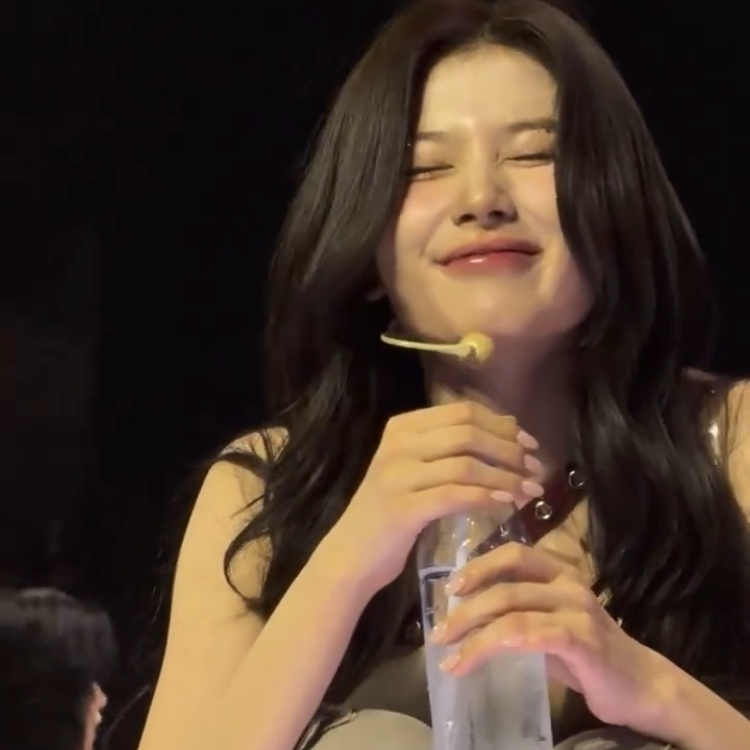 Sana (TWICE)的最新活动照片