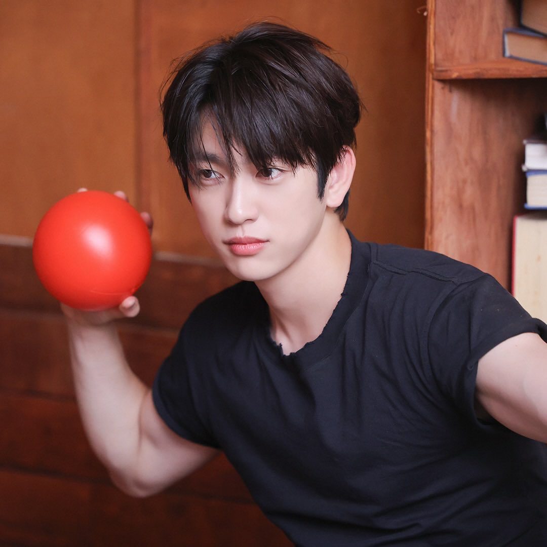 Behind-the-scenes cut of Jinyoung (GOT7)